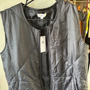 SOCIALA Quilted Sleeveless Zip Vest in Charcoal Gray